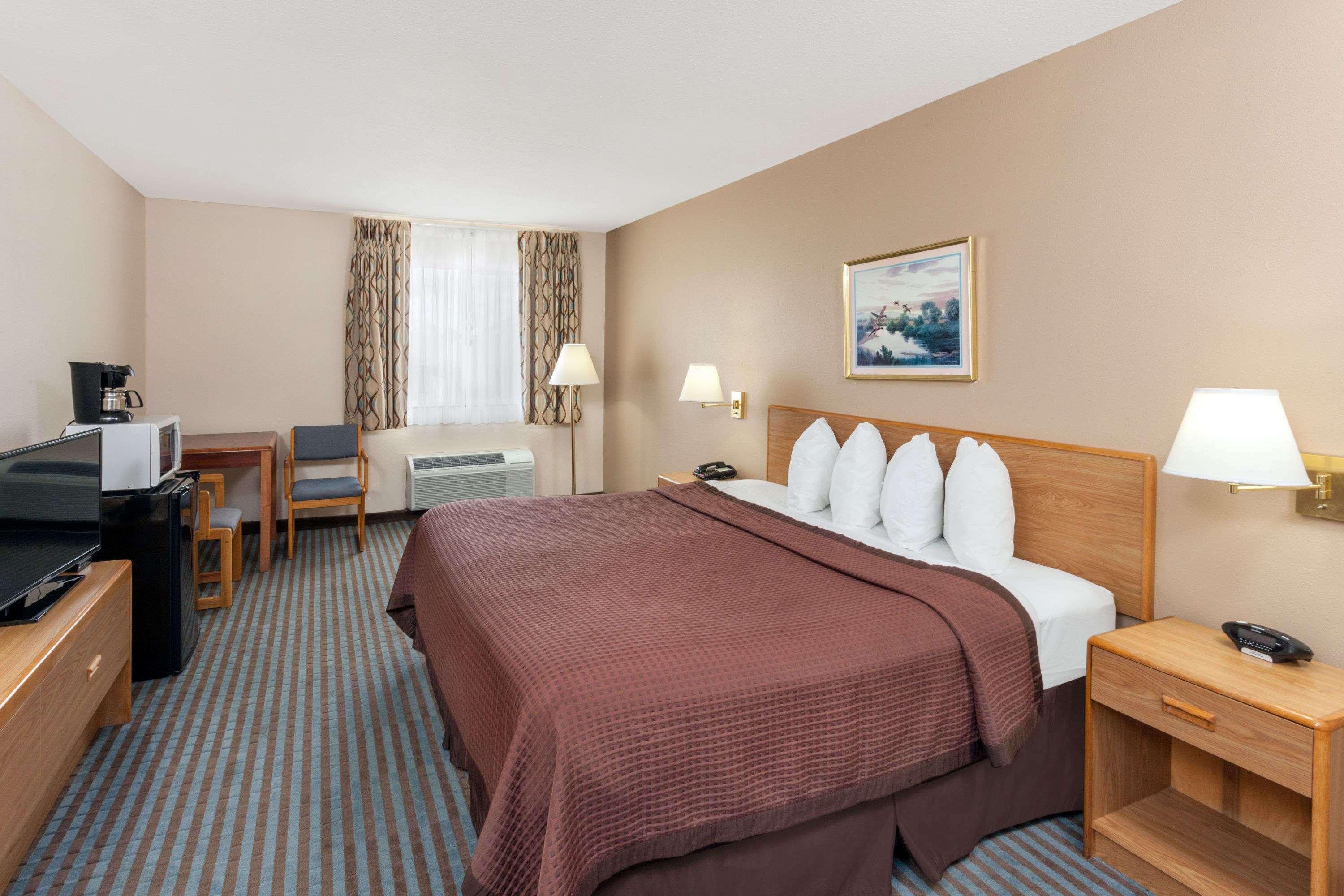 Days Inn By Wyndham Чарльстон Экстерьер фото