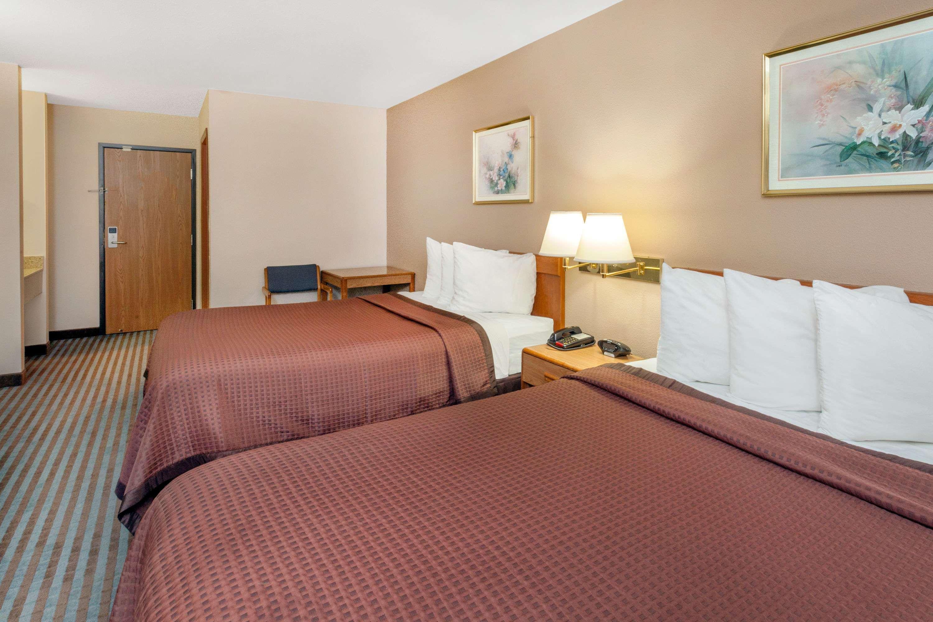 Days Inn By Wyndham Чарльстон Экстерьер фото