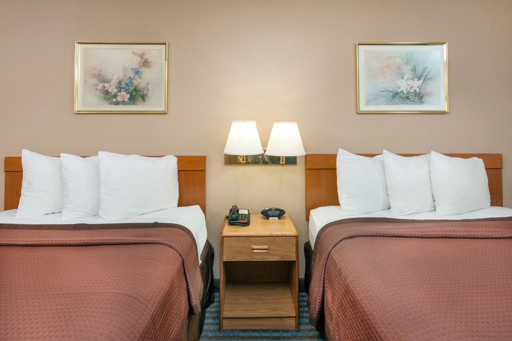 Days Inn By Wyndham Чарльстон Экстерьер фото